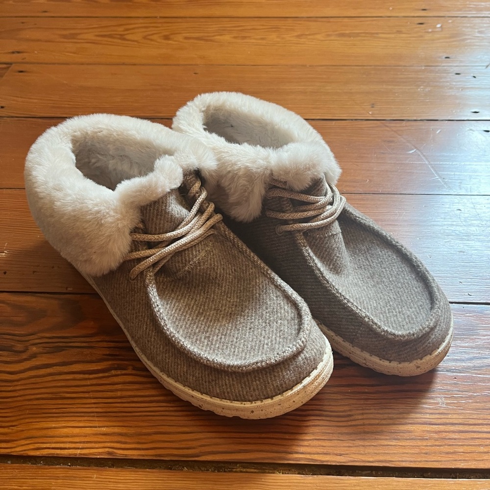 Britt style Hey Dudes- size 8 womens